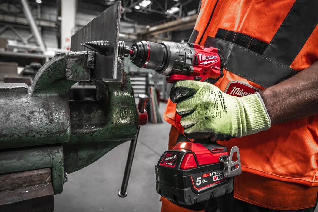 Powerpack Trapano a percussione + smerigliatrice + 2bat 5Ah + caricatore Milwaukee con 2 custodie M18 FPP2E3-502X