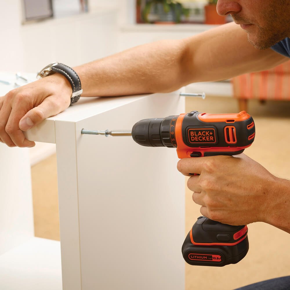 Taladro Atornillado 10,8V con 80 Accesorios en Caja de Metal Black+Decker BDCDD12A80T